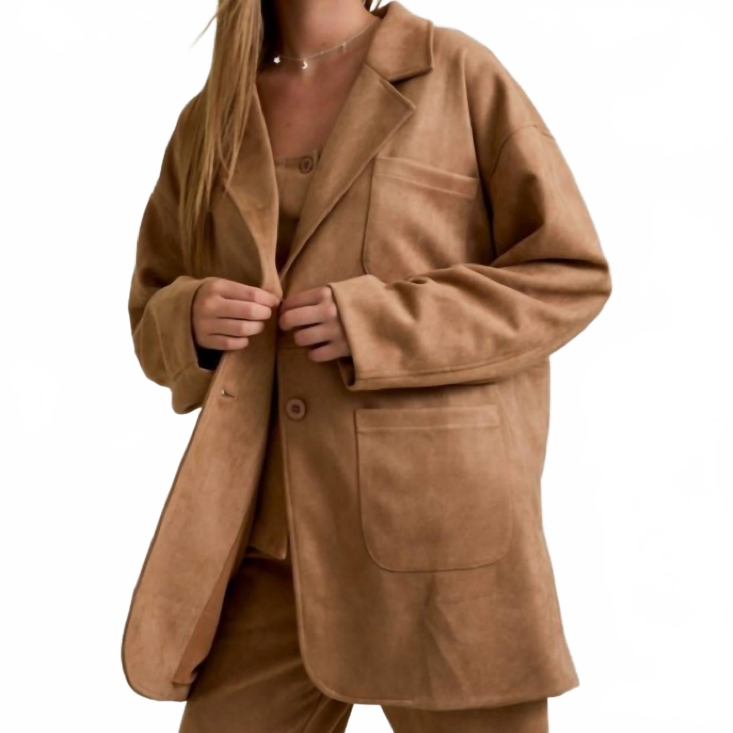 Блейзер свободного кроя цвета кэмел Le Lis, коричневый
Блейзер свободного кроя цвета кэмел Le Lis, коричневый