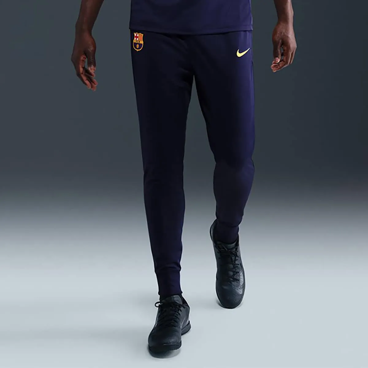 Мужские штаны FC Barcelona 2025-2026 Strike Nike, фиолетовый
Мужские штаны FC Barcelona 2025-2026 Strike Nike, фиолетовый