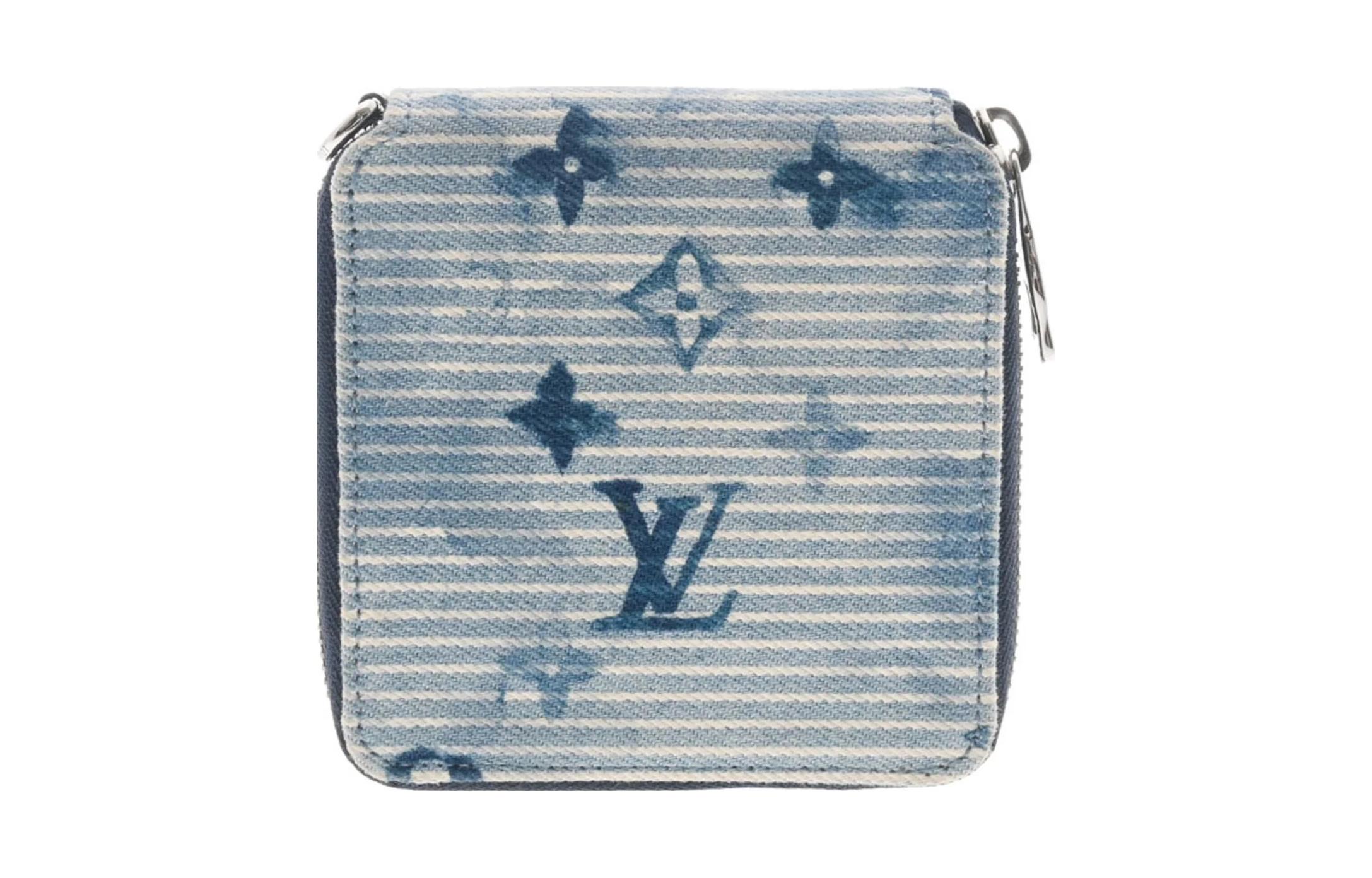 LOUIS VUITTON Компактный кошелек на молнии в джинсовую полоску
LOUIS VUITTON Компактный кошелек на молнии в джинсовую полоску