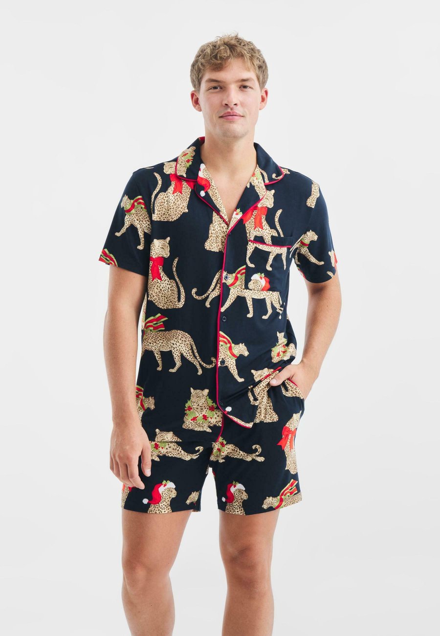 Пижамный комплект Chelsea Peers CHRISTMAS LEOPARD SET, Dark Blue
Пижамный комплект Chelsea Peers CHRISTMAS LEOPARD SET, Dark Blue