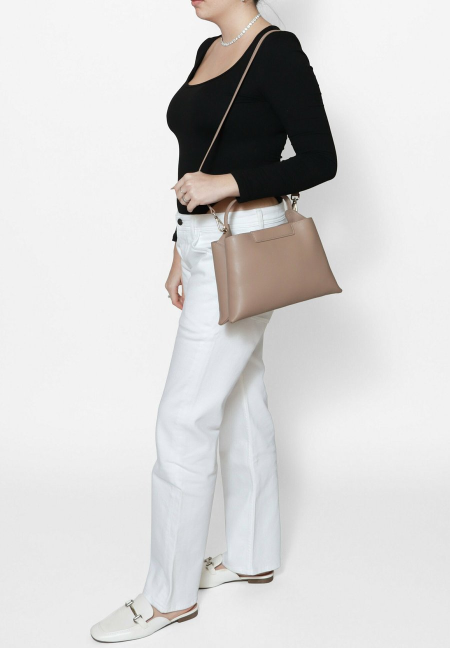 Сумка Chiara Ferretti Handbag, Taupe
Сумка Chiara Ferretti Handbag, Taupe