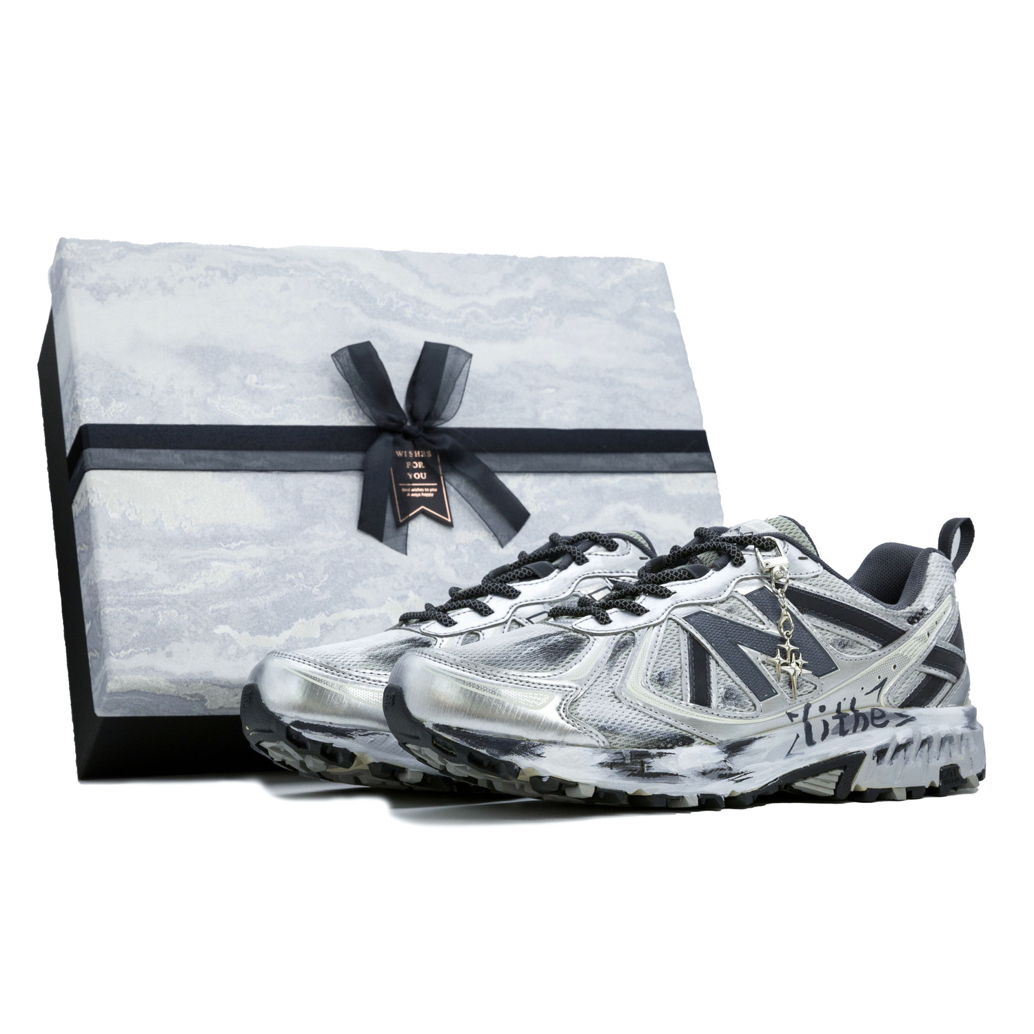 New Balance Кроссовки NB 410 V5 с амортизацией, противоскользящие, износостойкие, низкие, унисекс, серебристые - Silver Feather (черная коробка с бантом)
New Balance Кроссовки NB 410 V5 с амортизацией, противоскользящие, износостойкие, низкие, унисекс, серебристые - Silver Feather (черная коробка с бантом)