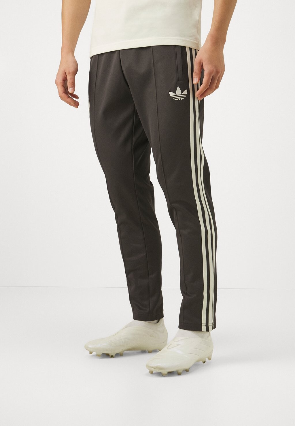 Спортивные брюки DEUTSCHLAND BECKENBAUER TRACK PANT adidas Originals, практичный черный
Спортивные брюки DEUTSCHLAND BECKENBAUER TRACK PANT adidas Originals, практичный черный
