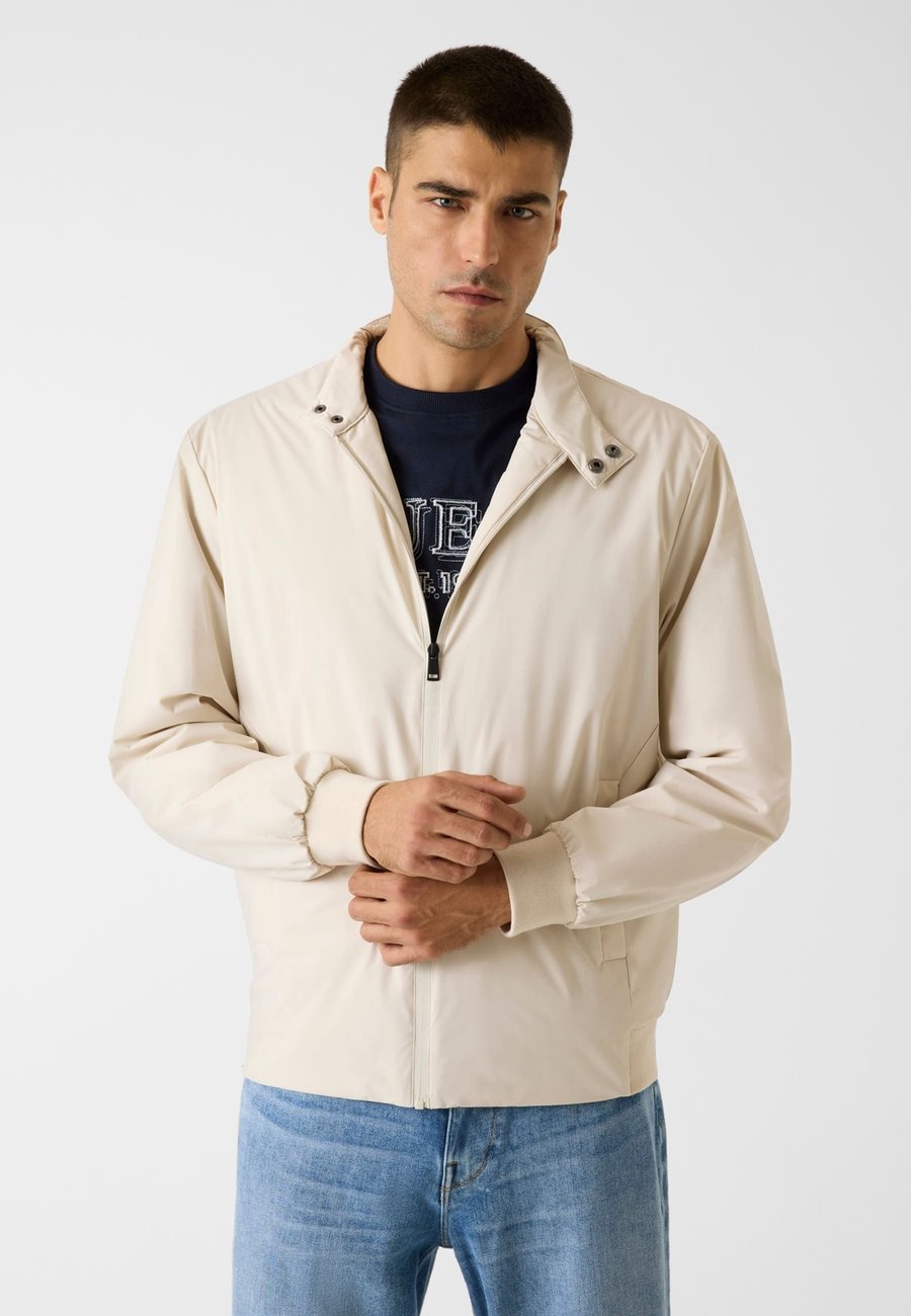 Куртка Guess MIT REGULÄRER PASSFORM, Weiß/White
Куртка Guess MIT REGULÄRER PASSFORM, Weiß/White