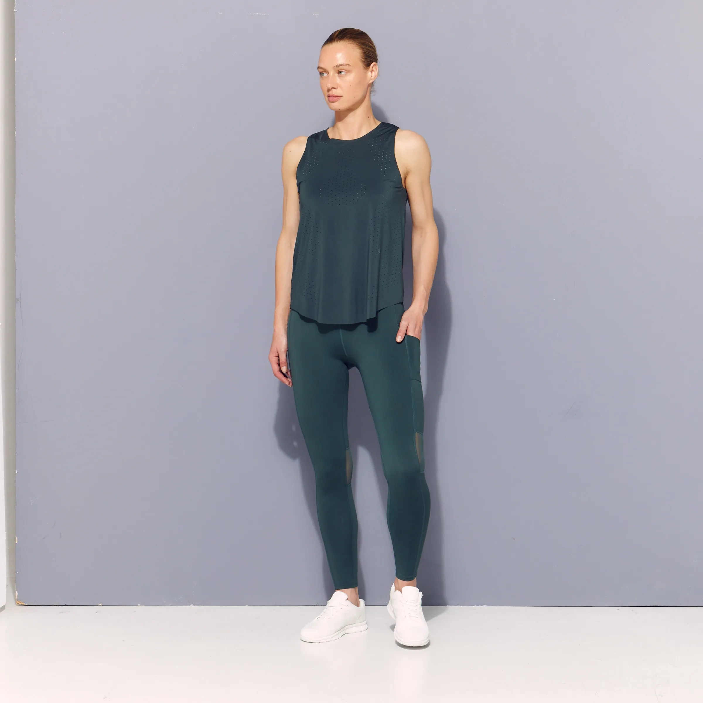 Женская компрессионная сетчатая майка для тренировок Boomerang, темно-зеленый
Женская компрессионная сетчатая майка для тренировок Boomerang, темно-зеленый