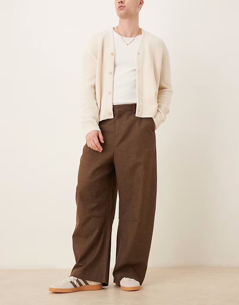 Брюки ASOS DESIGN строгий крой подковы со складками спереди из коричневой ткани с начесом
Брюки ASOS DESIGN строгий крой подковы со складками спереди из коричневой ткани с начесом