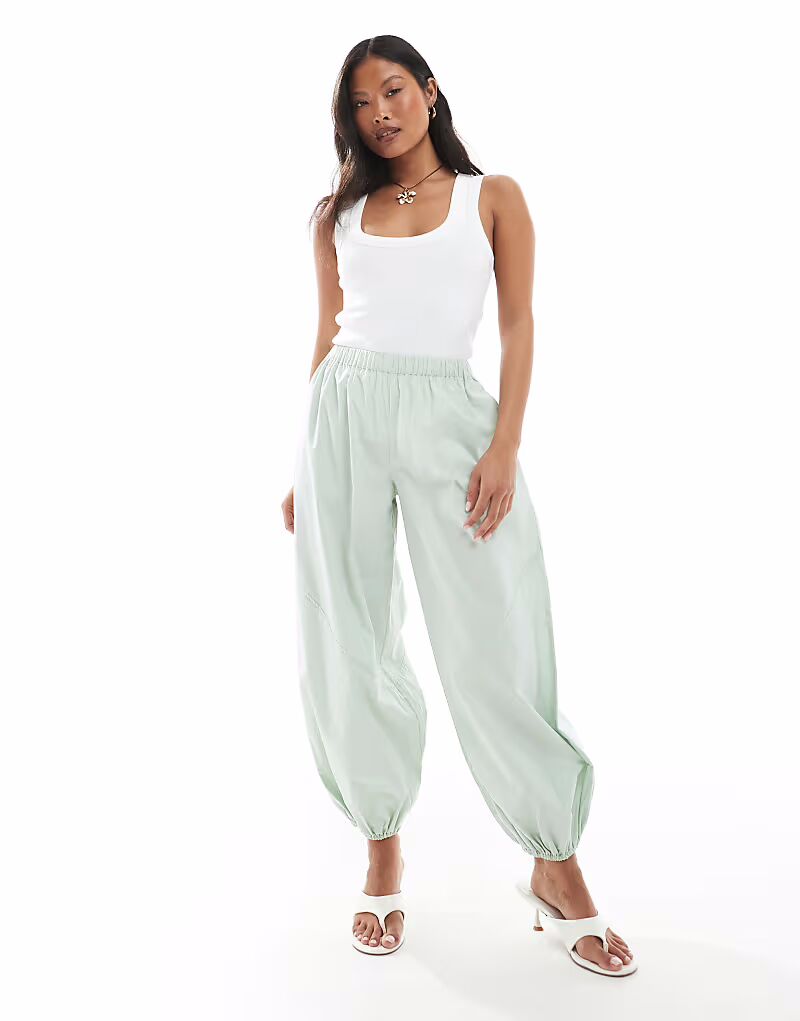 Брюки ASOS DESIGN Petite из стираного поплина с удобными вставками в цвете шалфея
Брюки ASOS DESIGN Petite из стираного поплина с удобными вставками в цвете шалфея