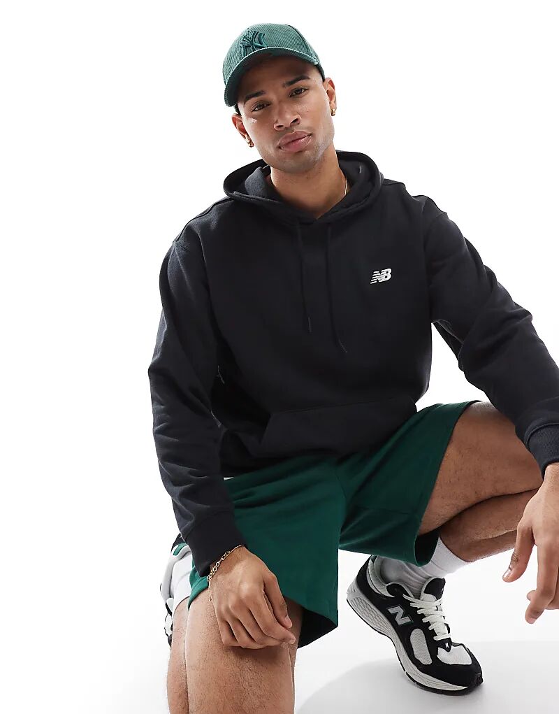 Спортивная толстовка с капюшоном из французского трикотажа черного цвета New Balance
Спортивная толстовка с капюшоном из французского трикотажа черного цвета New Balance