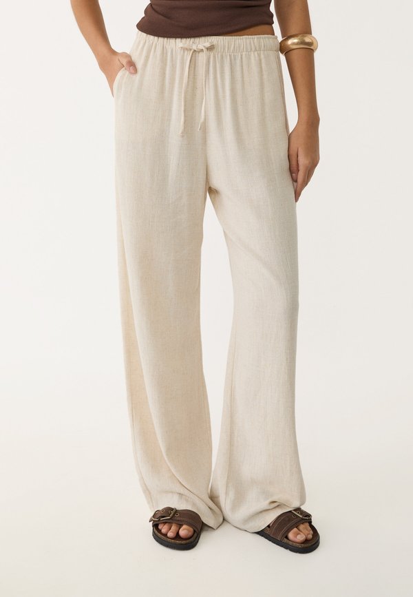 Струящиеся брюки в деревенском стиле Stradivarius, серый
Струящиеся брюки в деревенском стиле Stradivarius, серый