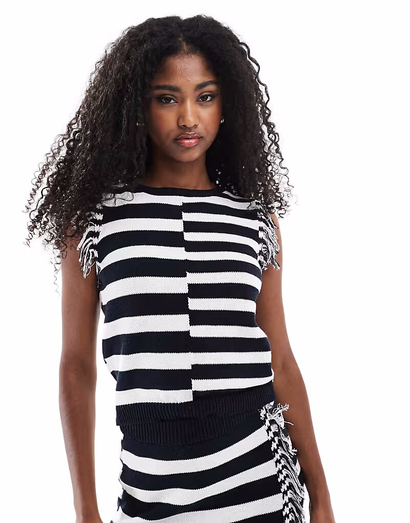 Вязаный топ ASOS DESIGN с бахромой в однотонную полоску
Вязаный топ ASOS DESIGN с бахромой в однотонную полоску