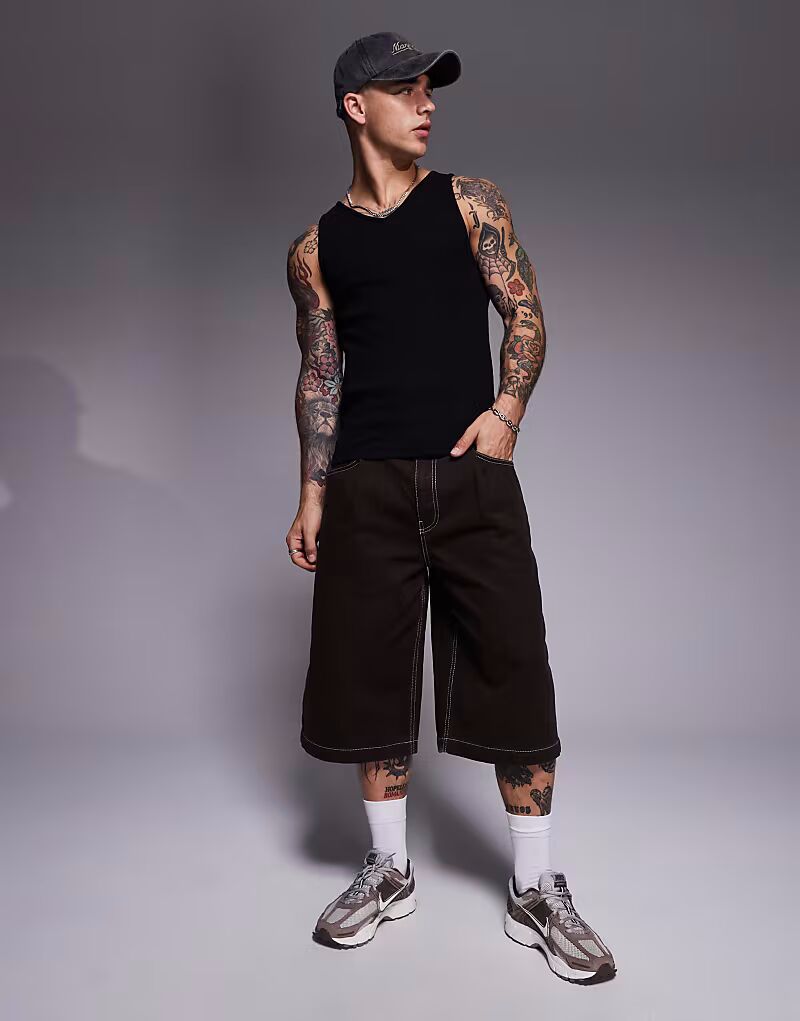 Удлиненные плиссированные шорты ASOS DESIGN коричневого цвета с контрастной строчкой 
Удлиненные плиссированные шорты ASOS DESIGN коричневого цвета с контрастной строчкой