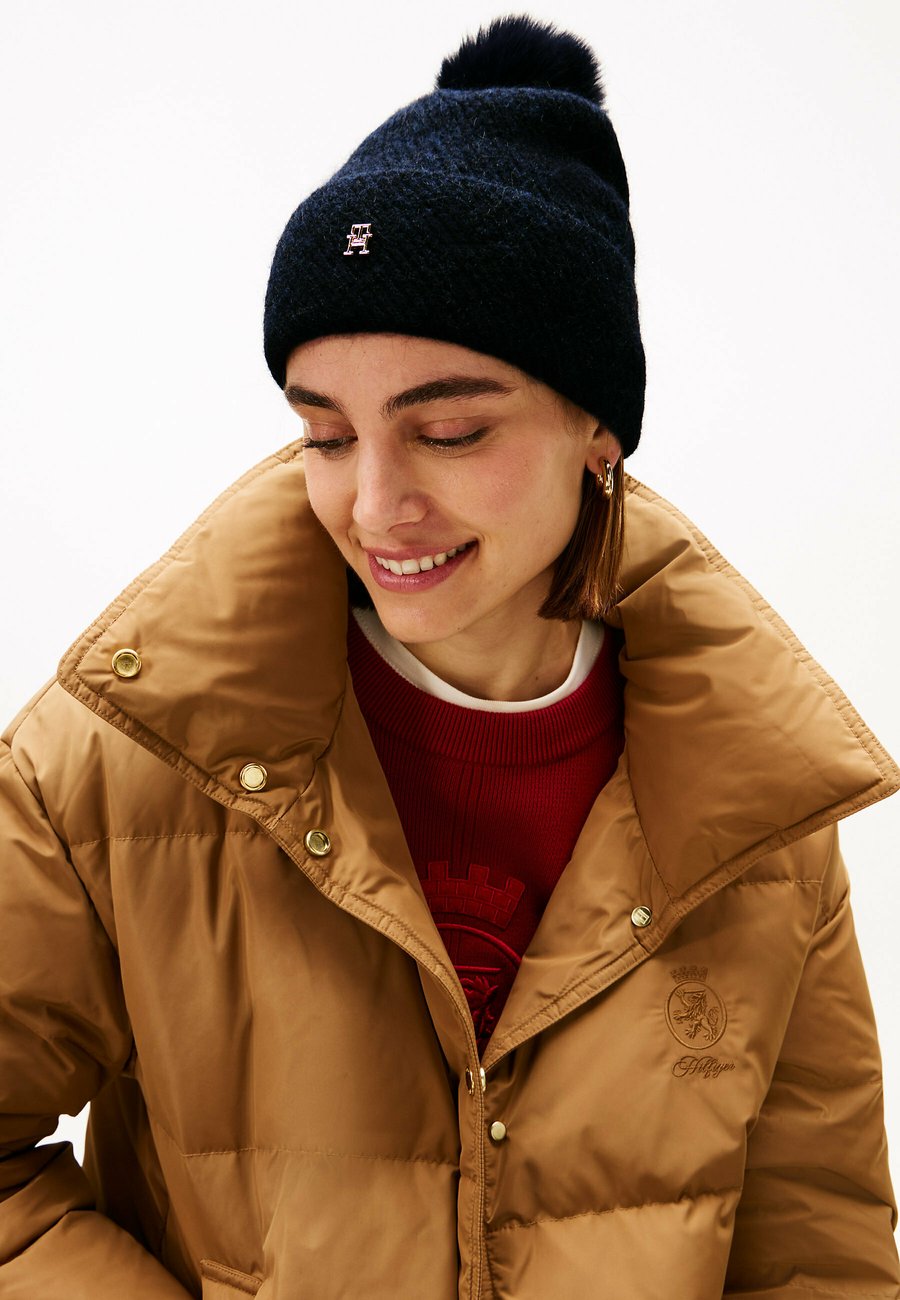 Шапка Tommy Hilfiger INTERCHANGEABLE POM GIFT BOX, Space Blue/Dark Blue
Шапка Tommy Hilfiger INTERCHANGEABLE POM GIFT BOX, Space Blue/Dark Blue