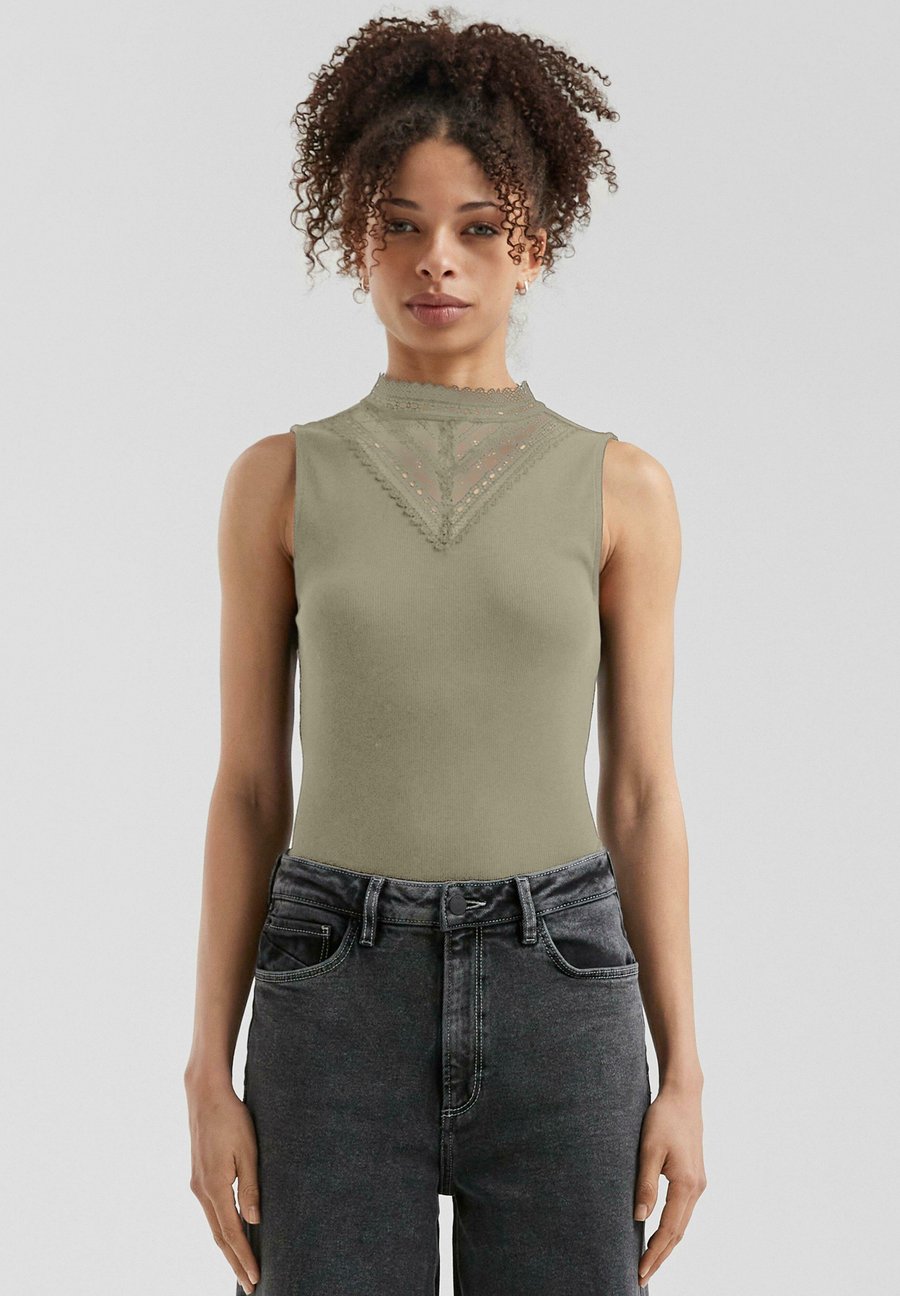 Топ QS Top, Helles Olivgrün/Dark Green
Топ QS Top, Helles Olivgrün/Dark Green