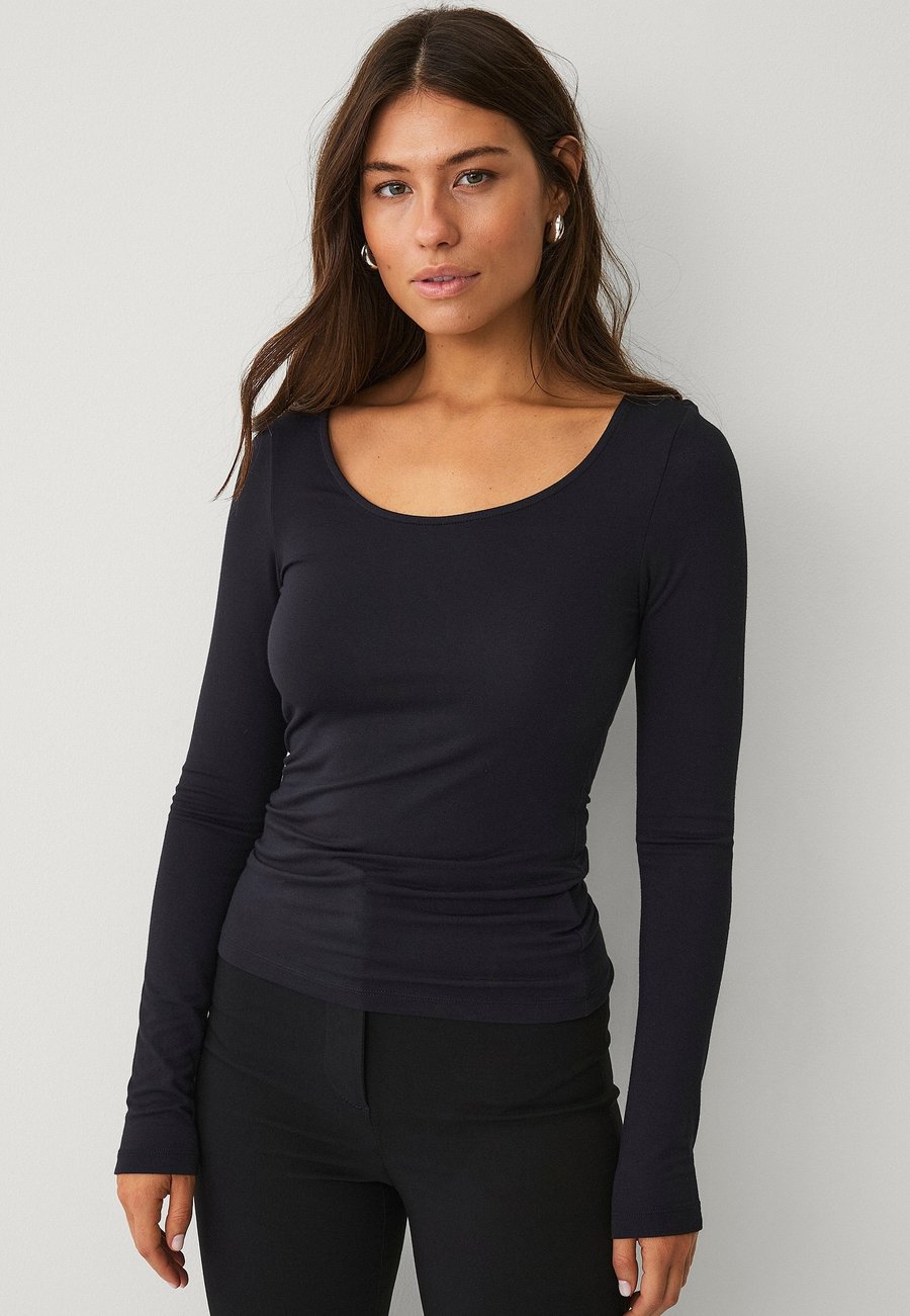 Топ Ellos Collection SOFT MIT RUNDHALSAUSSCHNITT, Schwarz/Black
Топ Ellos Collection SOFT MIT RUNDHALSAUSSCHNITT, Schwarz/Black