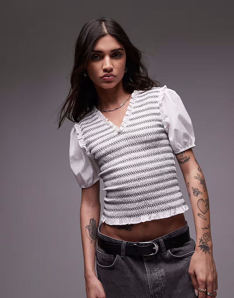 Топ Topshop с V-образным вырезом, рукавами-буфами и сборками в однотонную полоску
Топ Topshop с V-образным вырезом, рукавами-буфами и сборками в однотонную полоску
