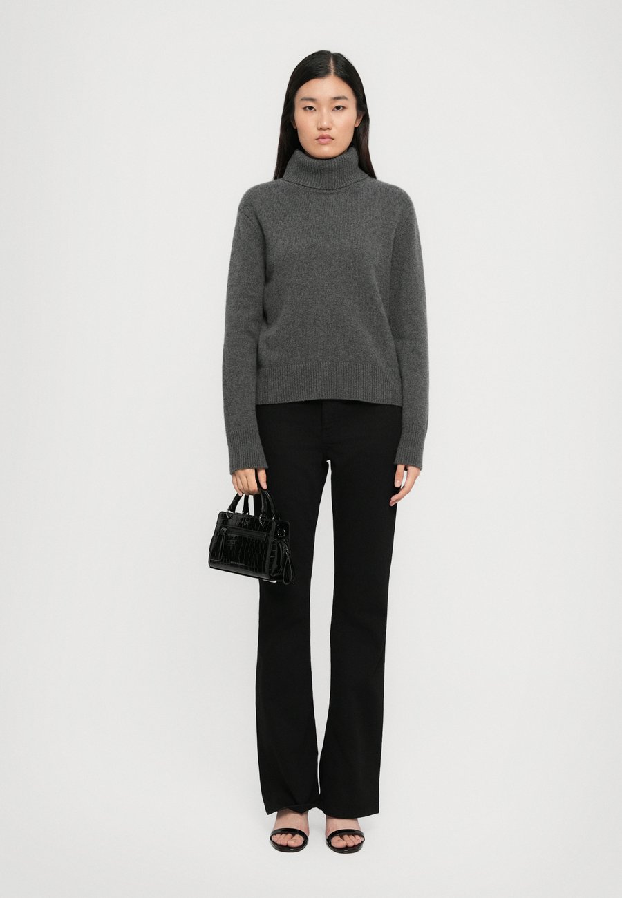 Сумка кросс-боди Armani Exchange MINI BAG, Black
Сумка кросс-боди Armani Exchange MINI BAG, Black