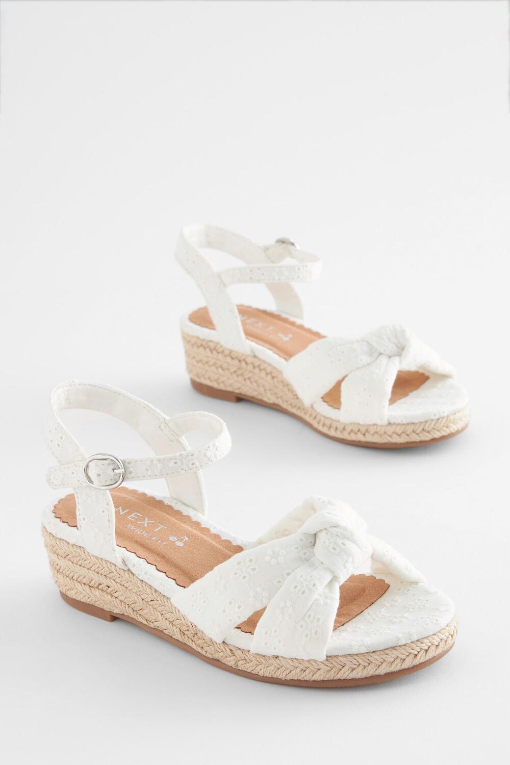 Босоножки на танкетке с декоративным узлом на щиколотке Next, белый
Босоножки на танкетке с декоративным узлом на щиколотке Next, белый