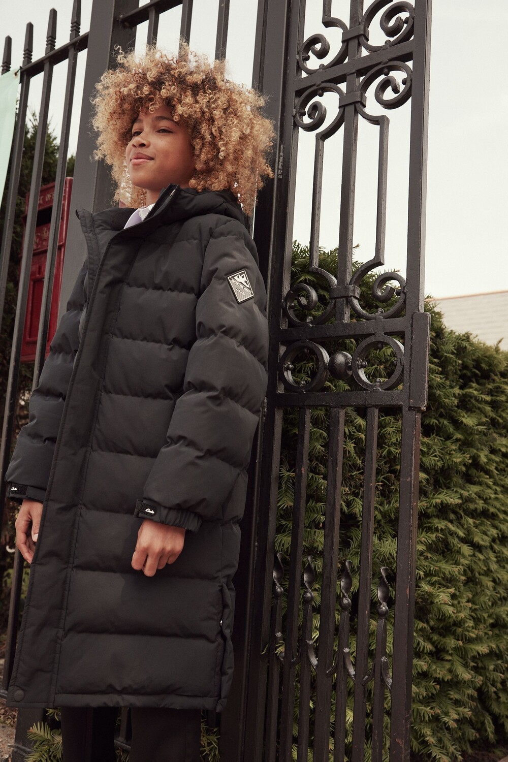 Длинное черное непромокаемое пальто с пышными рукавами Clarks, черный 
Длинное черное непромокаемое пальто с пышными рукавами Clarks, черный