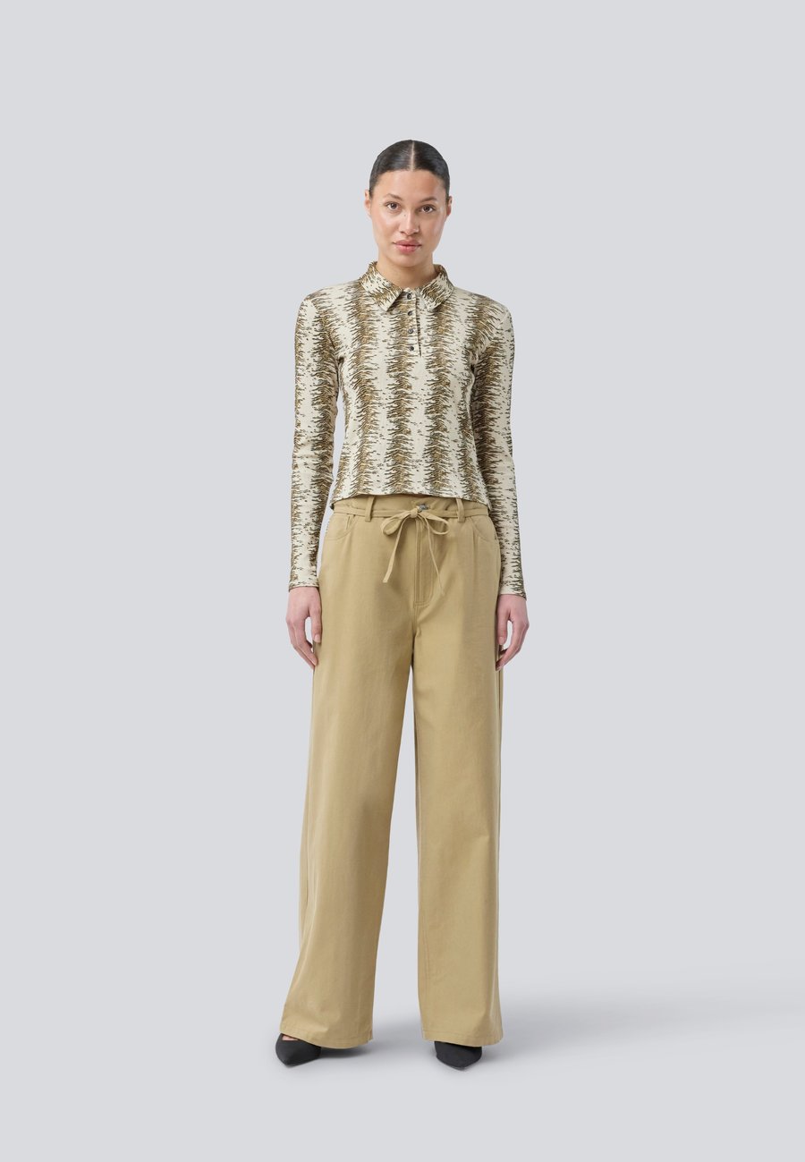 Топ Modström PORSIAMD PRINT LS POLO, Light Shadow/White
Топ Modström PORSIAMD PRINT LS POLO, Light Shadow/White