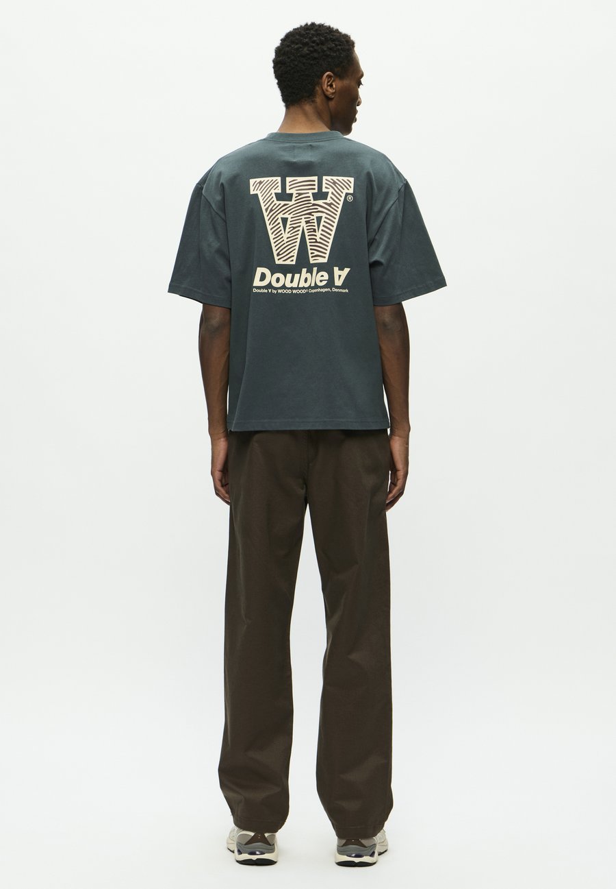 Футболка DOUBLE A BY W.W. LIAM AANEUE, Green Gables/Dark Green, Зеленый, Футболка DOUBLE A BY W.W. LIAM AANEUE, Green Gables/Dark Green
Футболка DOUBLE A BY W.W. LIAM AANEUE, Green Gables/Dark Green, Зеленый, Футболка DOUBLE A BY W.W. LIAM AANEUE, Green Gables/Dark Green