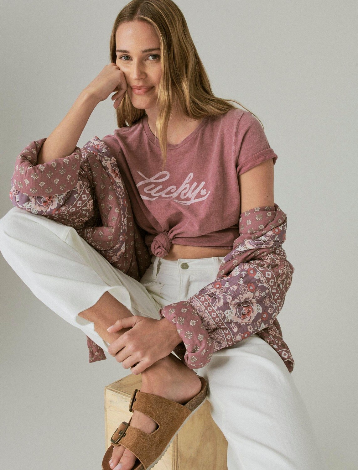 Женская классическая футболка Lucky Brand Lucky Script Crew, цвет Bright Red
Женская классическая футболка Lucky Brand Lucky Script Crew, цвет Bright Red