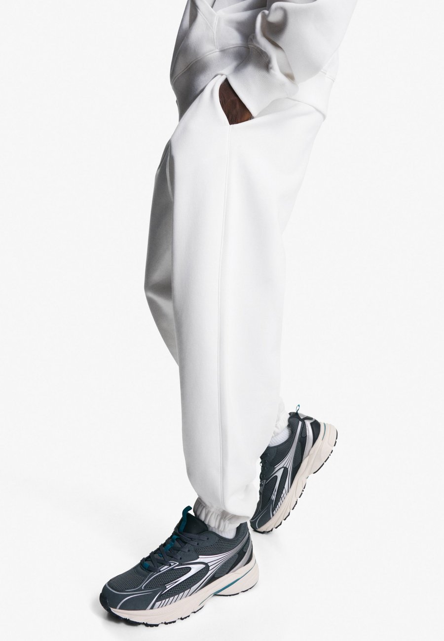 Кроссовки Bershka MULTI-PIECE, Grey
Кроссовки Bershka MULTI-PIECE, Grey