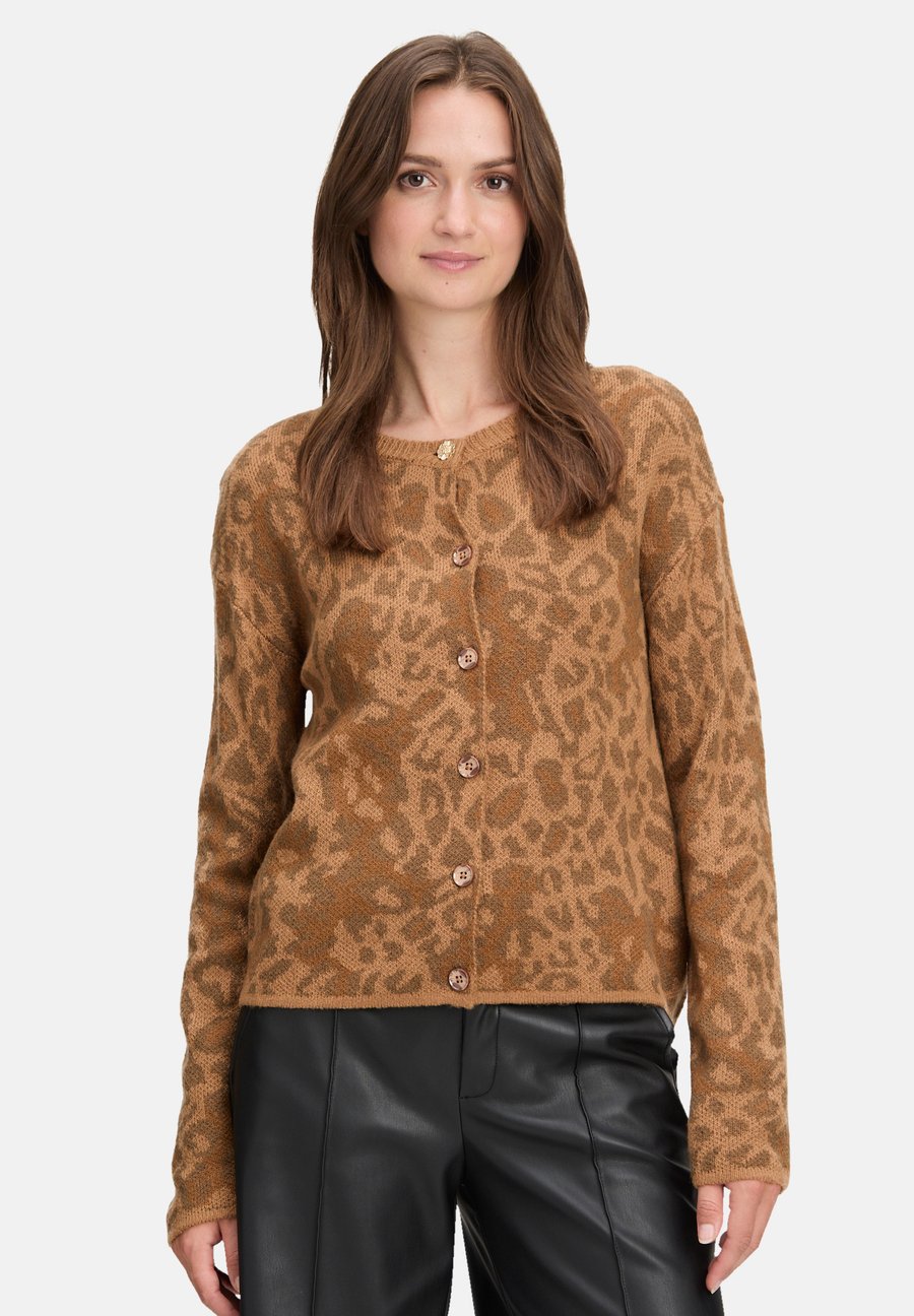 Кардиган Cartoon MIT RUNDHALSAUSSCHNITT, Camel Braun/Brown
Кардиган Cartoon MIT RUNDHALSAUSSCHNITT, Camel Braun/Brown