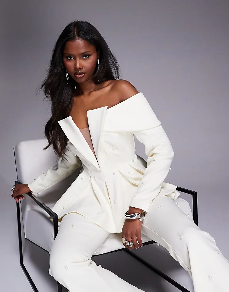 Блейзер ASOS LUXE Coord с открытыми плечами, украшенный жемчугом, кремового цвета
Блейзер ASOS LUXE Coord с открытыми плечами, украшенный жемчугом, кремового цвета