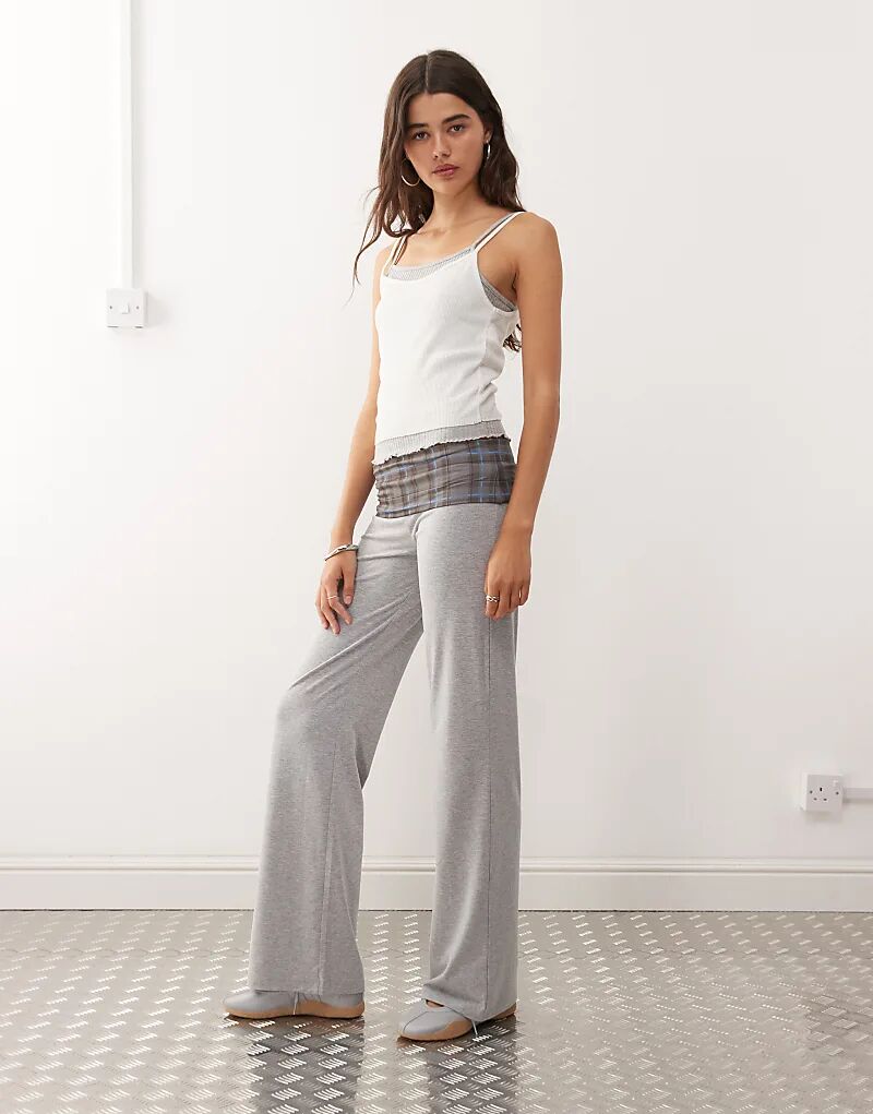 Леггинсы для йоги COLLUSION со средней посадкой и отворотом в серую клетку
Леггинсы для йоги COLLUSION со средней посадкой и отворотом в серую клетку