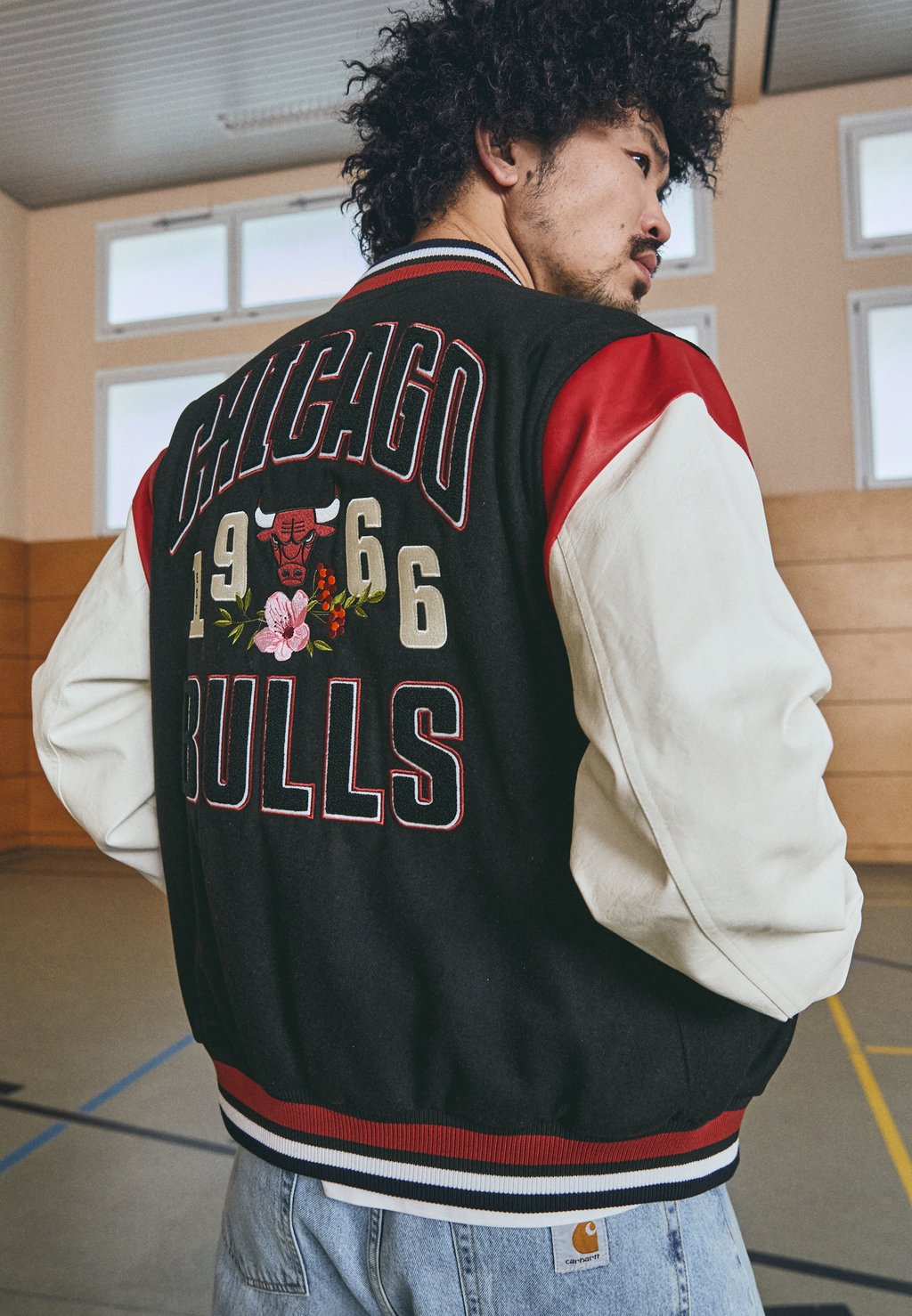 Тренировочная куртка NBA CHICAGO BULLS FLORAL VARSITY JACKET New Era, черный
Тренировочная куртка NBA CHICAGO BULLS FLORAL VARSITY JACKET New Era, черный