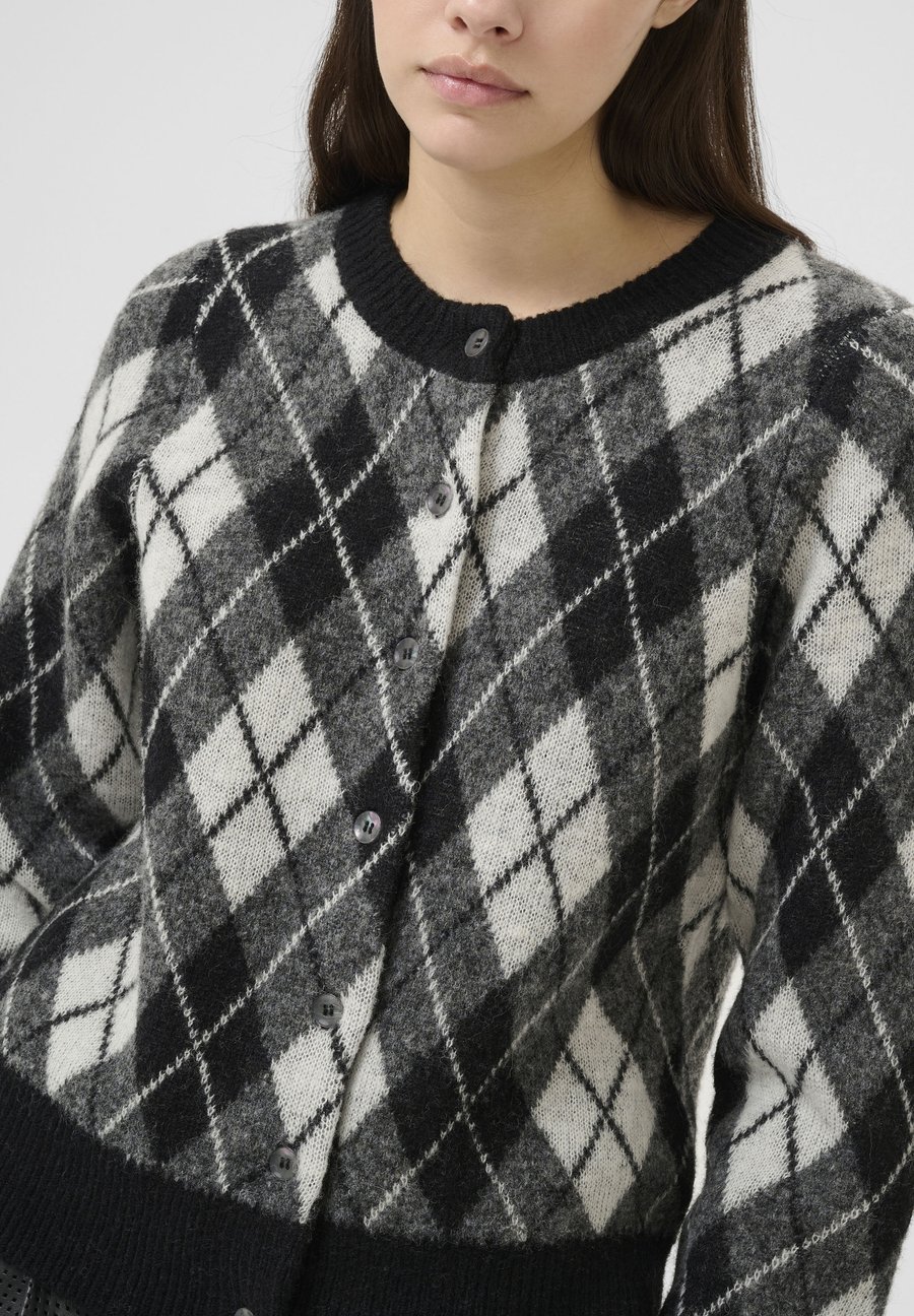 Кардиган Karen by Simonsen KBCONSTANTINE CARDIGAN, Black Harlequin/Black
Кардиган Karen by Simonsen KBCONSTANTINE CARDIGAN, Black Harlequin/Black