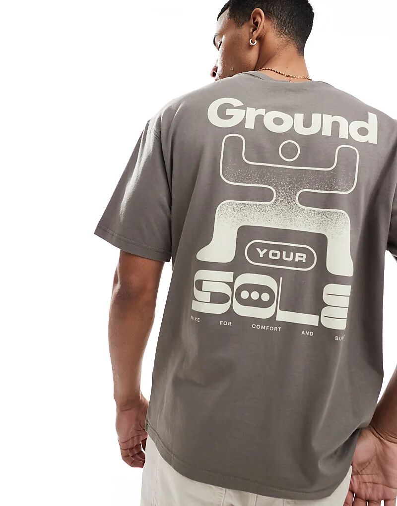 Футболка с графическим принтом Nike серого цвета
Футболка с графическим принтом Nike серого цвета