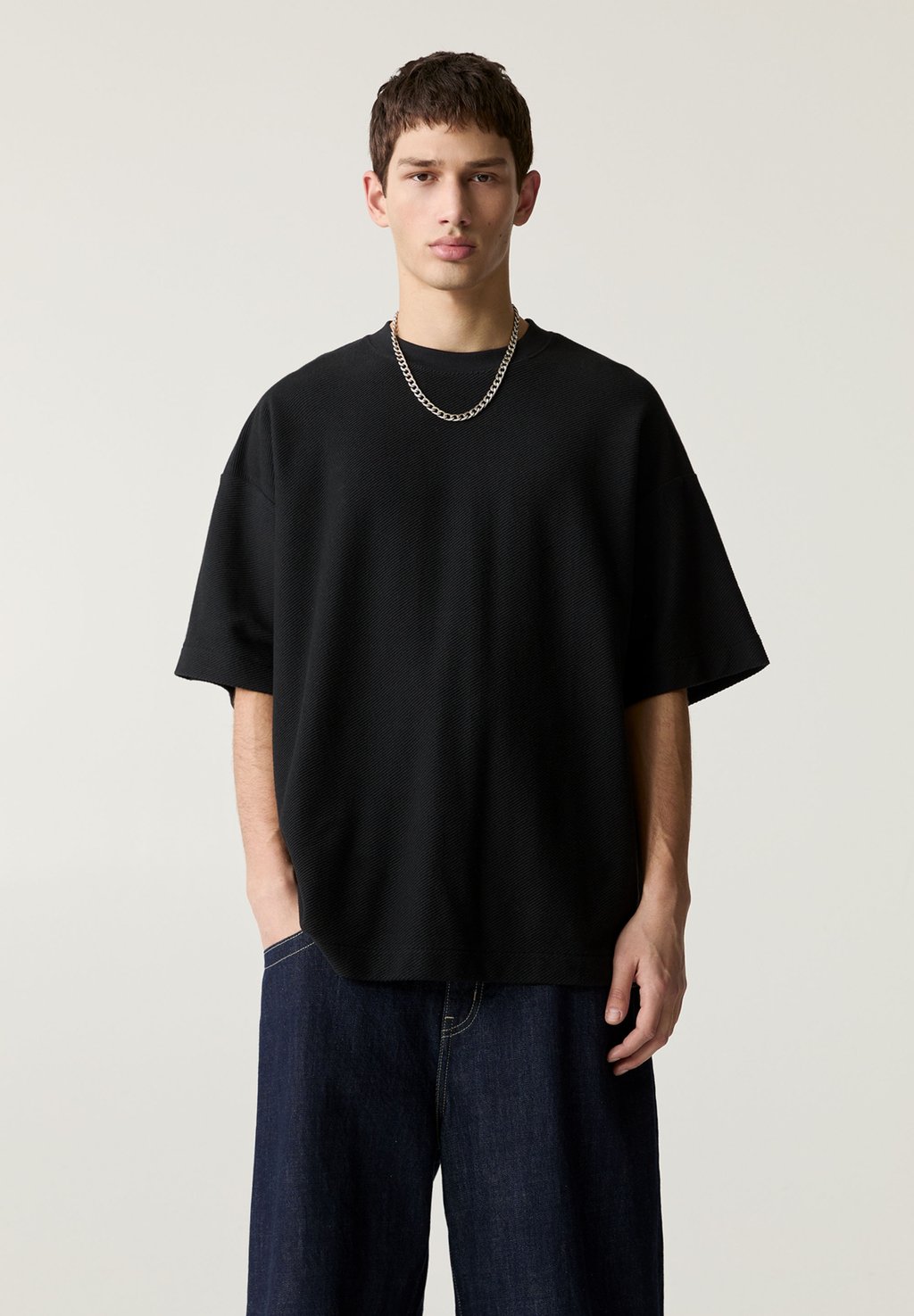 Базовая футболка TEXTURED SHORT SLEEVE PULL&BEAR, черный 
Базовая футболка TEXTURED SHORT SLEEVE PULL&BEAR, черный