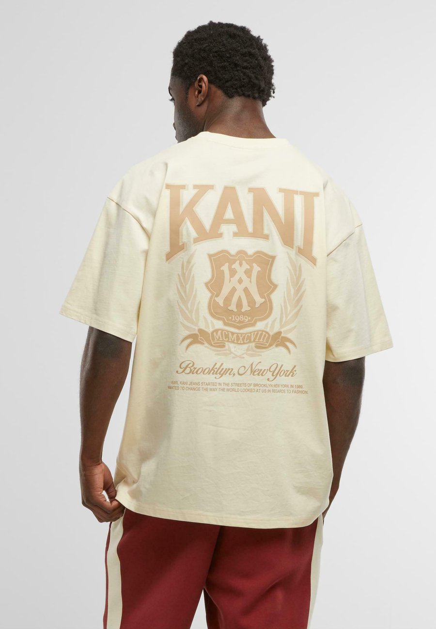 Футболка Karl Kani SCRIPT EMBLEM, Vanilla/Yellow, Желтый, Футболка Karl Kani SCRIPT EMBLEM, Vanilla/Yellow
Футболка Karl Kani SCRIPT EMBLEM, Vanilla/Yellow, Желтый, Футболка Karl Kani SCRIPT EMBLEM, Vanilla/Yellow