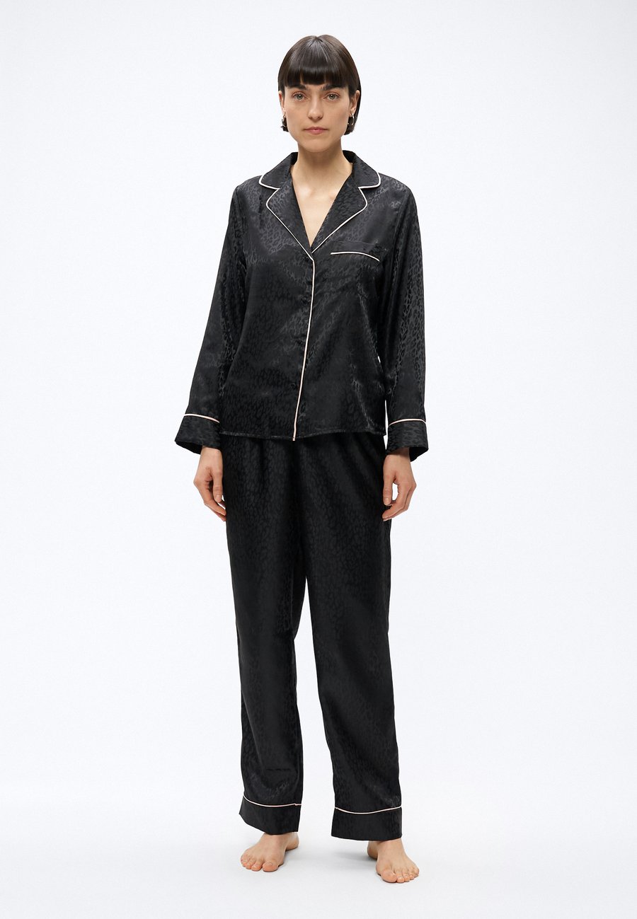 Пижамный комплект Ann Summers SIGNATURE LONG ALL OVER PJ , Black
Пижамный комплект Ann Summers SIGNATURE LONG ALL OVER PJ , Black