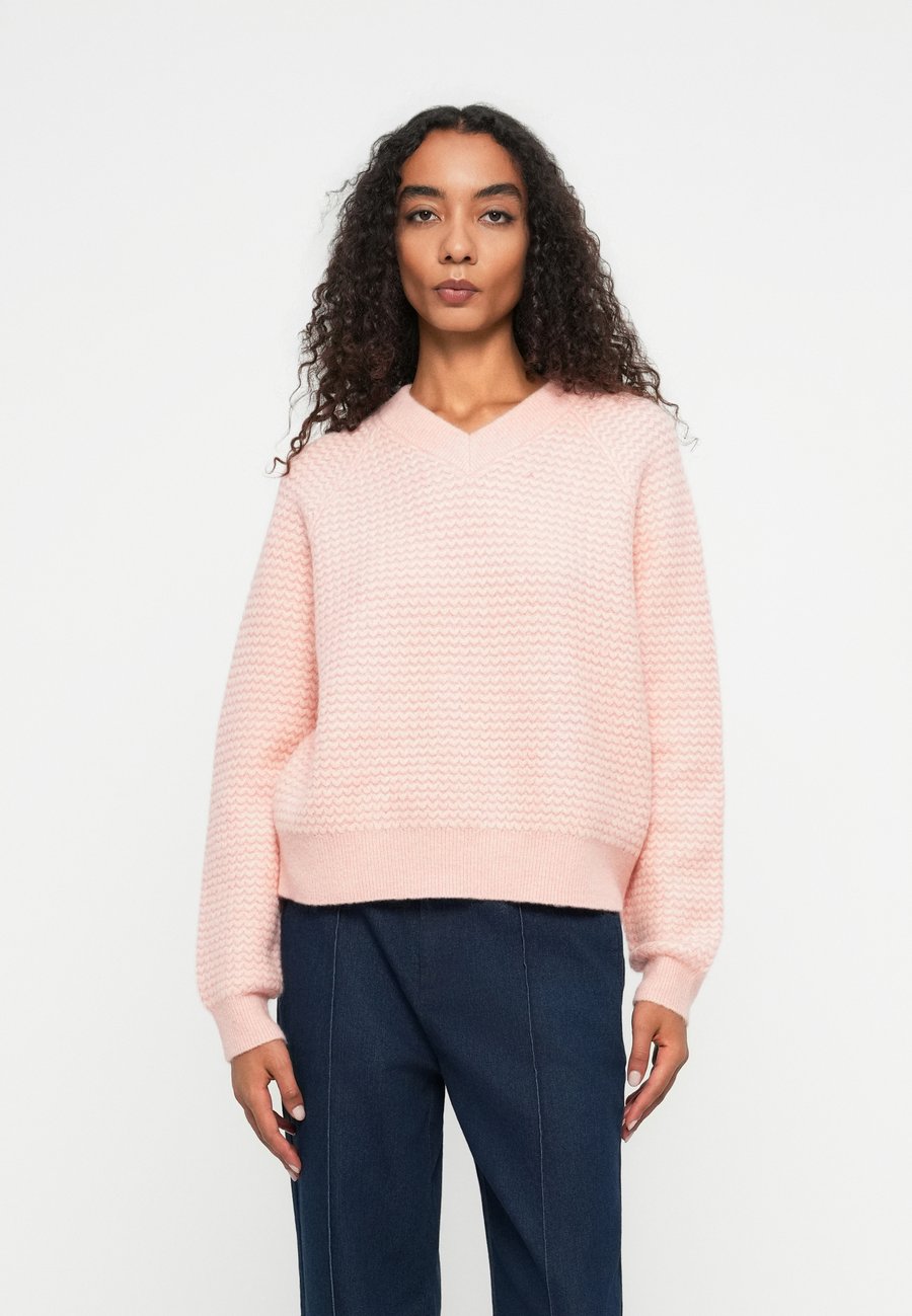 Джемпер Marc O'Polo DENIM LONGSLEEVE V NECK RAGLAN, Rose Powder/Light Pink
Джемпер Marc O'Polo DENIM LONGSLEEVE V NECK RAGLAN, Rose Powder/Light Pink