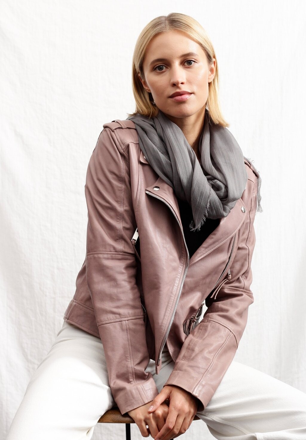 Шарф HAUCHFEINER UND SUPERSOFTER EDEL-SCHAL Codello, цвет grau
Шарф HAUCHFEINER UND SUPERSOFTER EDEL-SCHAL Codello, цвет grau