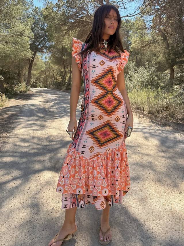 Платье Frida миди с ярусными рукавами-колокольчиками и принтом Bridget Never Fully Dressed
Платье Frida миди с ярусными рукавами-колокольчиками и принтом Bridget Never Fully Dressed