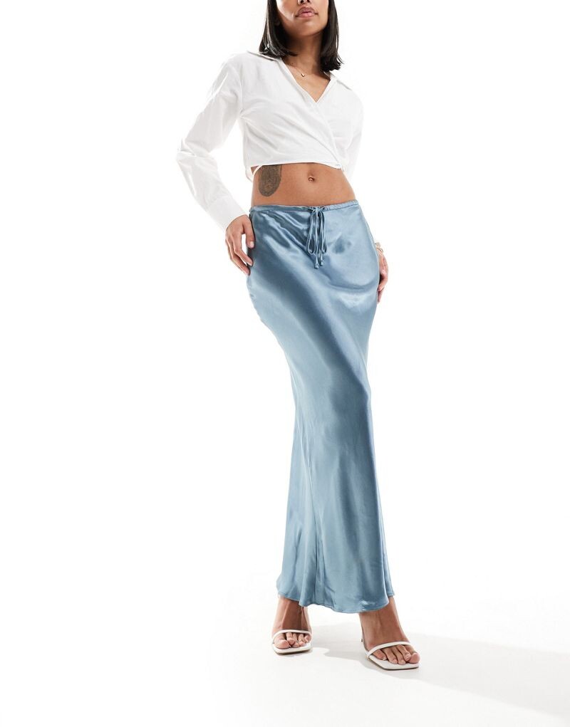 River Island – синяя юбка миди косого кроя, завязываемая на талии
River Island – синяя юбка миди косого кроя, завязываемая на талии