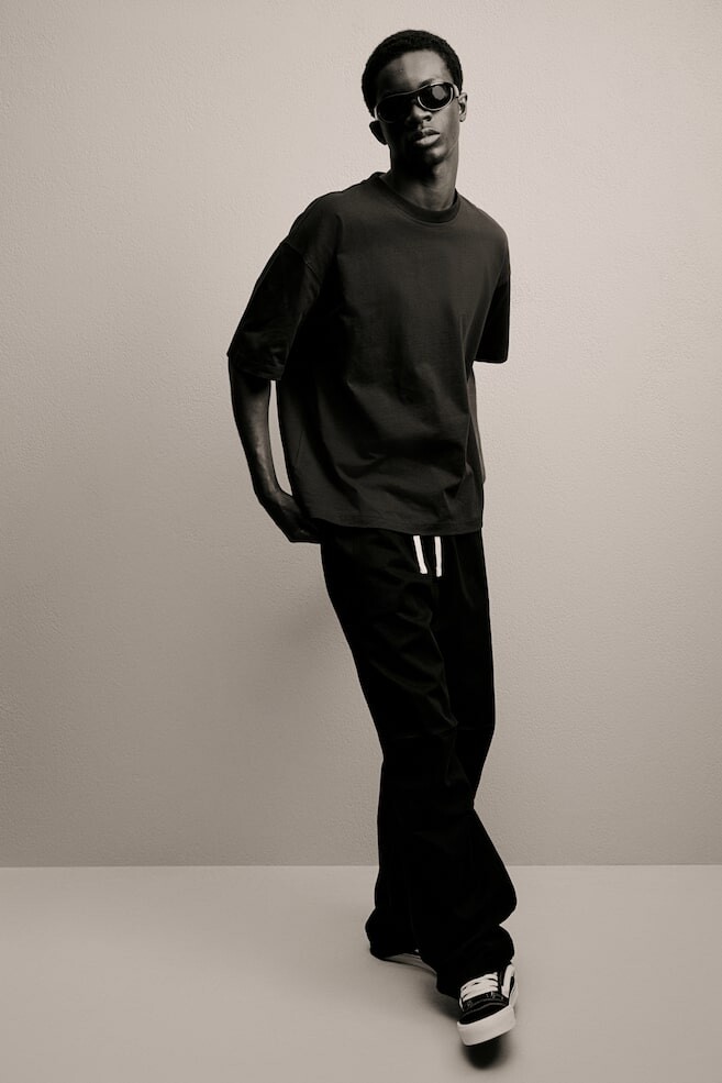 Саржевые брюки свободного кроя H&M, черный
Саржевые брюки свободного кроя H&M, черный