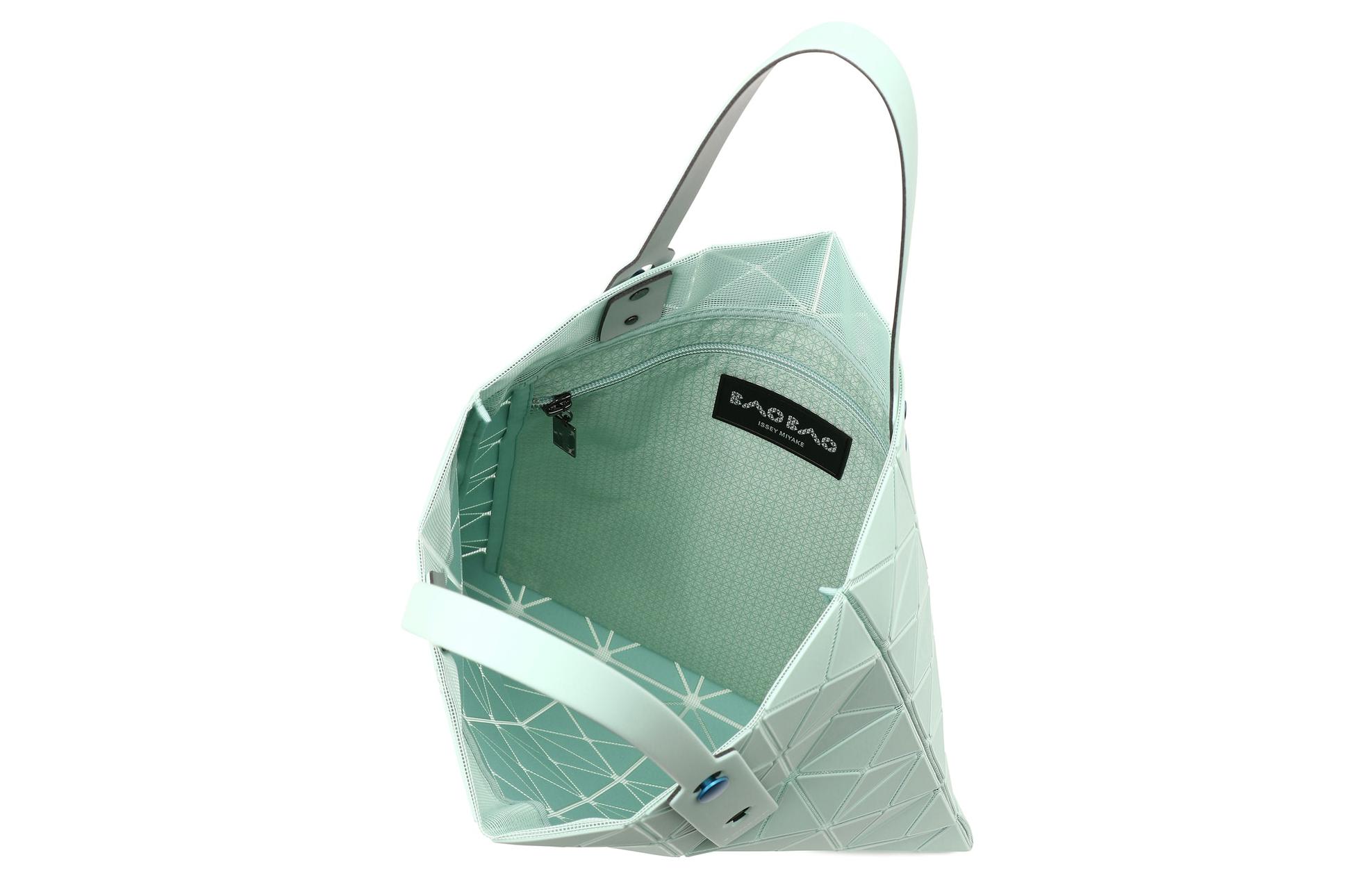 Поливинилхлоридная зеленая сумка через плечо женская ISSEY MIYAKE
Поливинилхлоридная зеленая сумка через плечо женская ISSEY MIYAKE