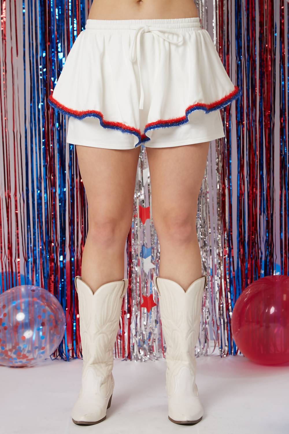 Блестящая юбка-шорты с бахромой в белом цвете FANTASTIC FAWN
Блестящая юбка-шорты с бахромой в белом цвете FANTASTIC FAWN