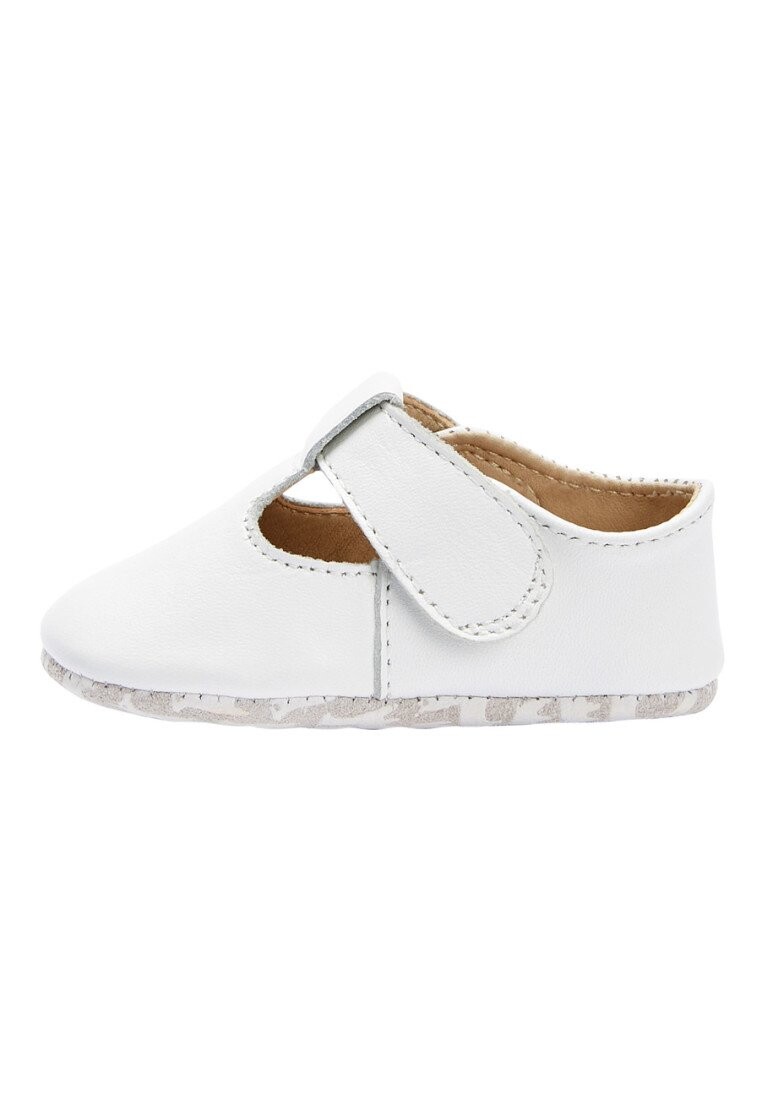 Тапочки WHITE LEATHER T-BAR PRAM SHOES (0-24MTHS) Next, цвет white 
Тапочки WHITE LEATHER T-BAR PRAM SHOES (0-24MTHS) Next, цвет white
