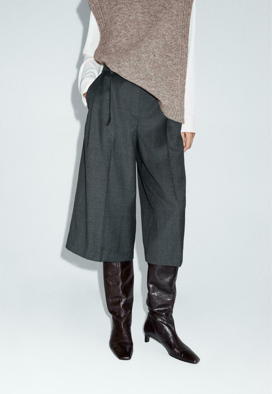 Шорты Massimo Dutti BERMUDA WITH DARTS , Grey
Шорты Massimo Dutti BERMUDA WITH DARTS , Grey