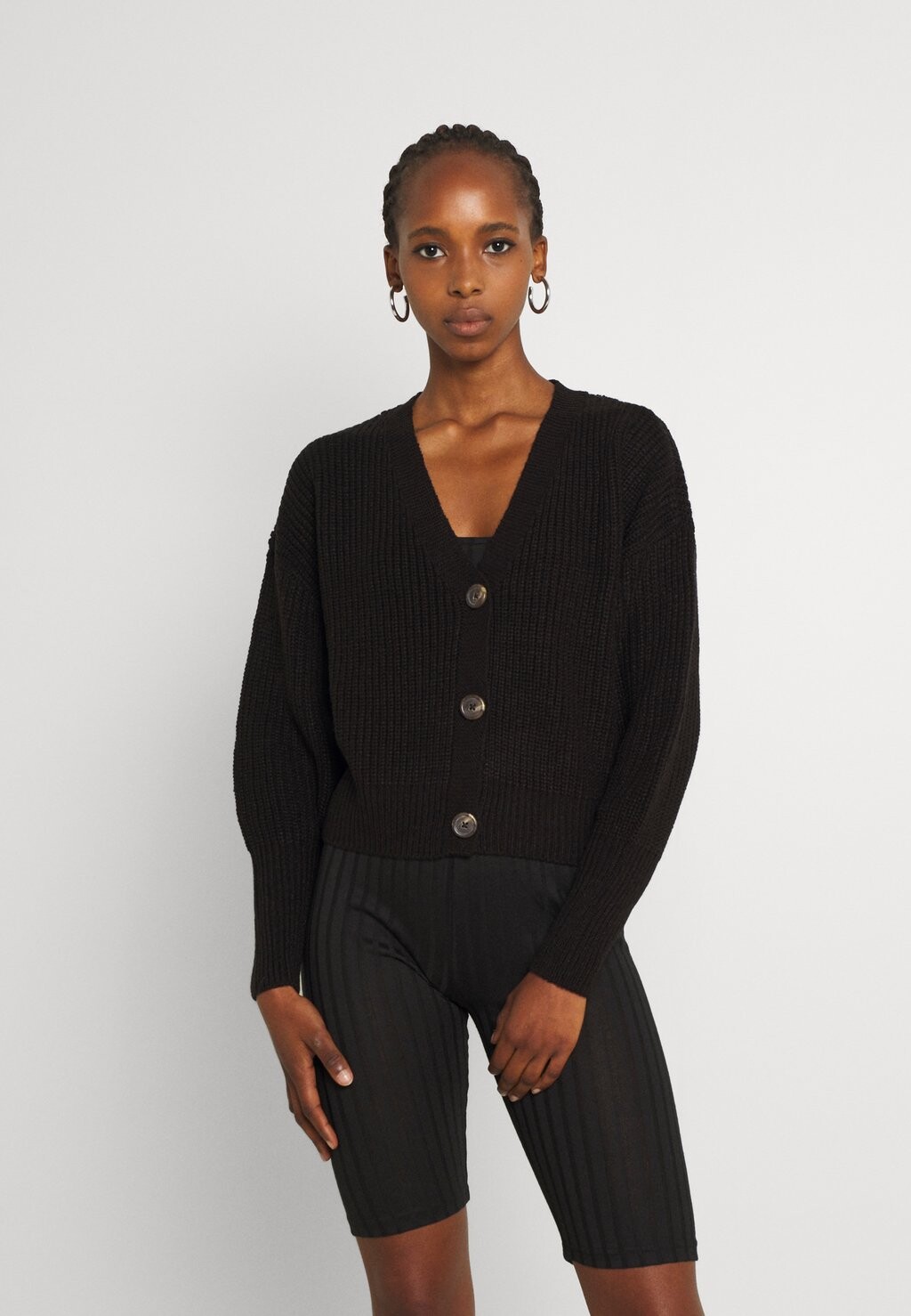 Кардиган Vero Moda МАНЖЕТЫ С V-ОБРАЗНЫМ ВЫРЕЗОМ, черный 
Кардиган Vero Moda МАНЖЕТЫ С V-ОБРАЗНЫМ ВЫРЕЗОМ, черный