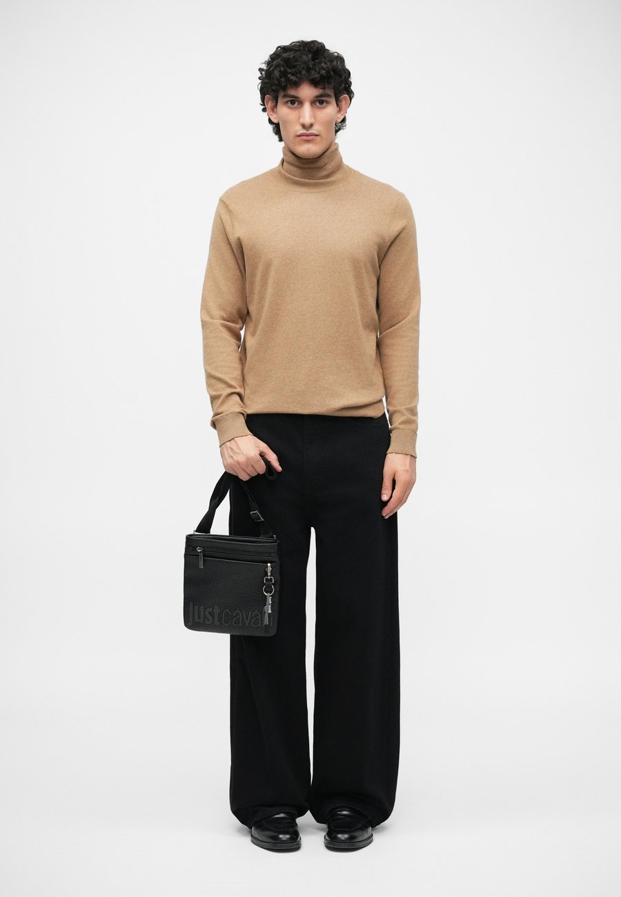 Сумка кросс-боди Just Cavalli MAXI LOGO UNISEX, Black
Сумка кросс-боди Just Cavalli MAXI LOGO UNISEX, Black