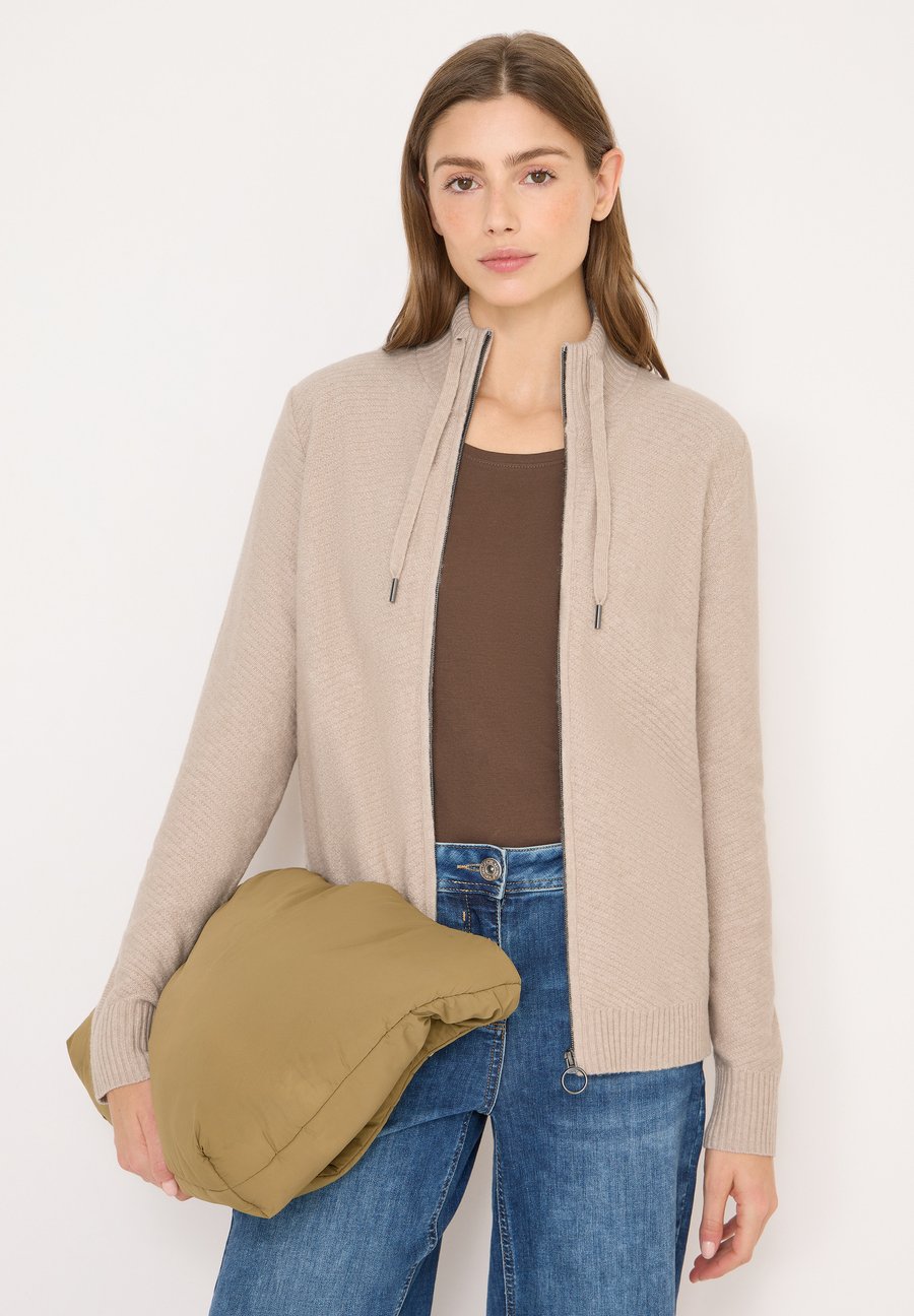 Кардиган Cecil Cardigan, Beige/Mottled Beige
Кардиган Cecil Cardigan, Beige/Mottled Beige
