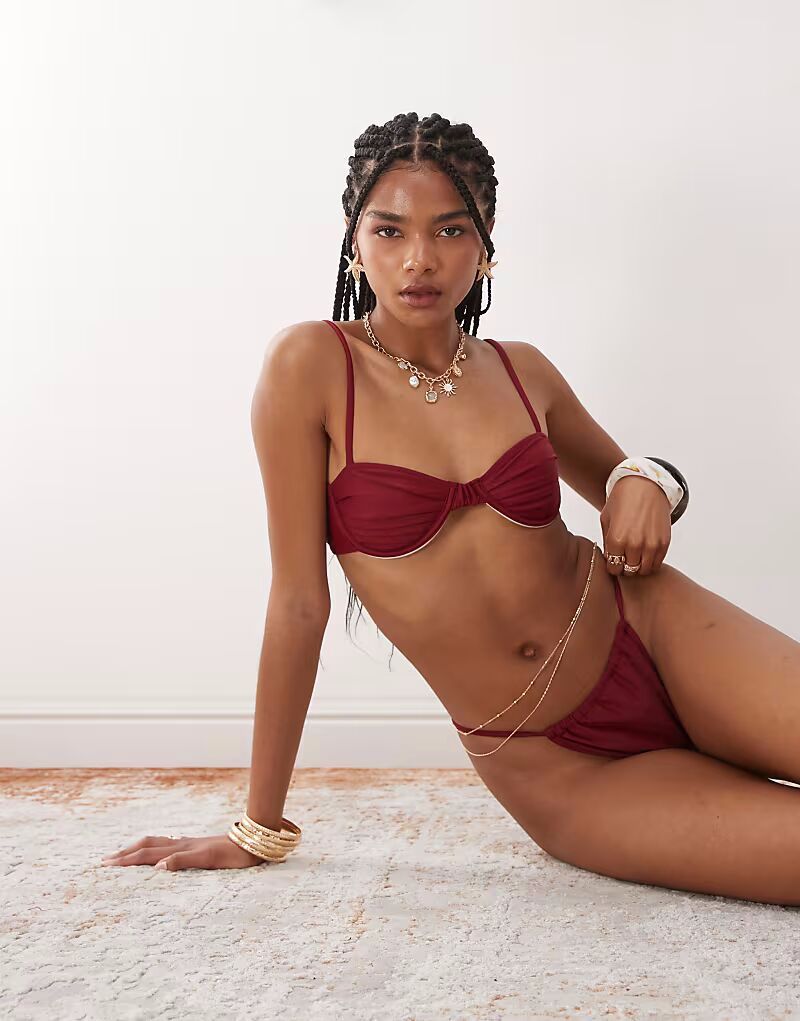 Miss Selfridge комбинирует и сочетает топ бикини с узкими бретелями и сборками в бордовом цвете
Miss Selfridge комбинирует и сочетает топ бикини с узкими бретелями и сборками в бордовом цвете