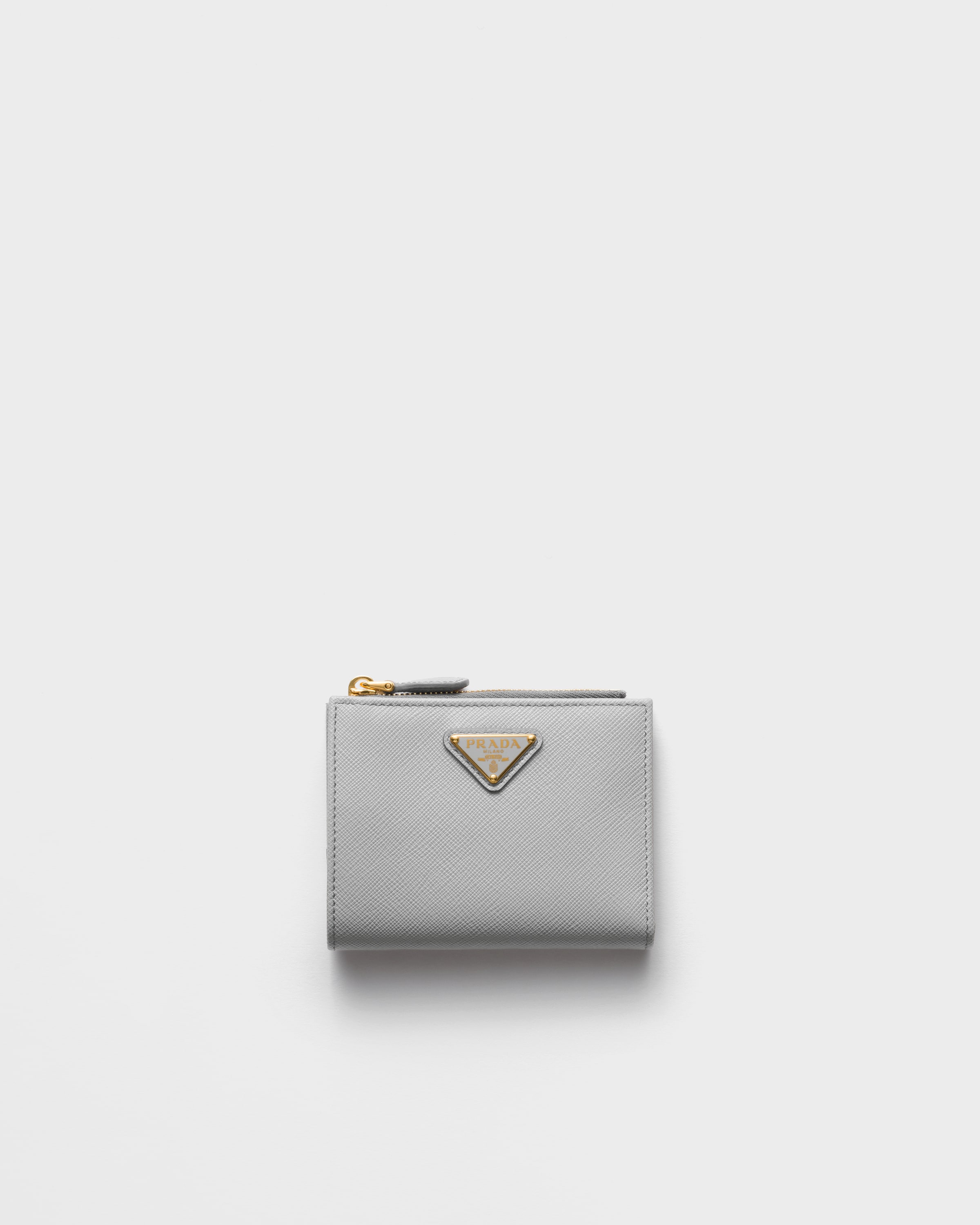 Маленький кошелек из сафьяновой кожи Prada, серый
Маленький кошелек из сафьяновой кожи Prada, серый