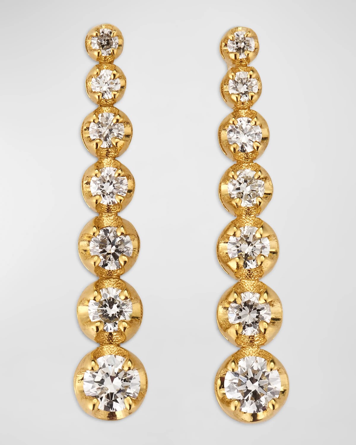 Мини-серьги-гвоздики с градуированными бриллиантами Jennifer Meyer
Мини-серьги-гвоздики с градуированными бриллиантами Jennifer Meyer